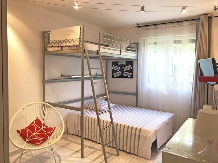 Bedroom 2 of 12 m2 with mosquito net and external blind 
Adjustable flat screen TV and space-saving sliding desk. 
Bedding provided
Column fan 