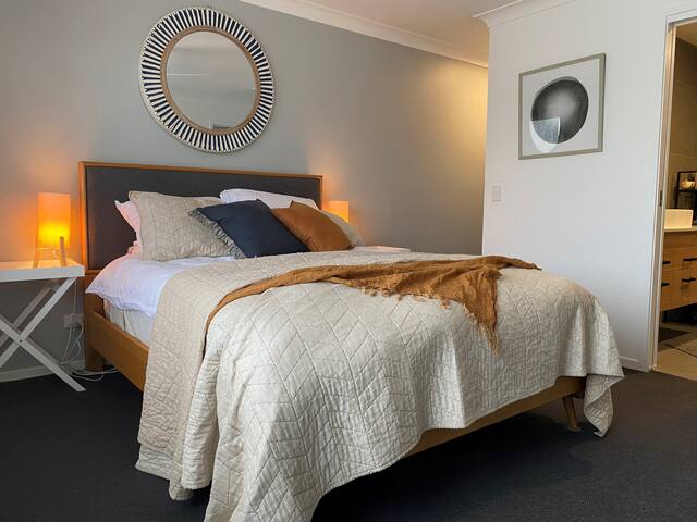 Modern 3 bed luxury. Close to everything gallery image 4