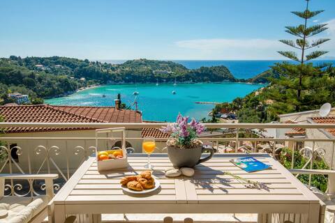 Red Luxury Cottage with amazing Bay View
