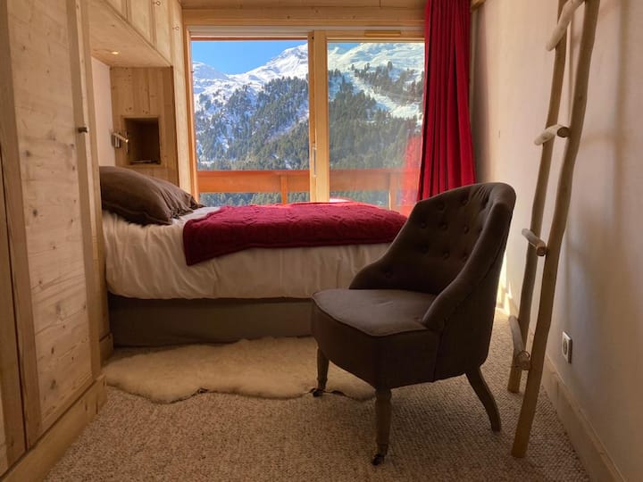 Chumba cha kulala cha kiwango cha juu kilicho na bafu na roshani ya chumbani