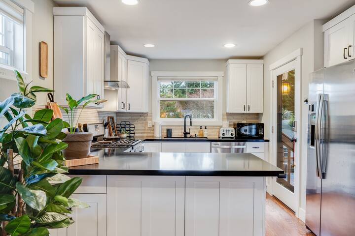 Quiet West Seattle Home- Best Location! gallery image 4