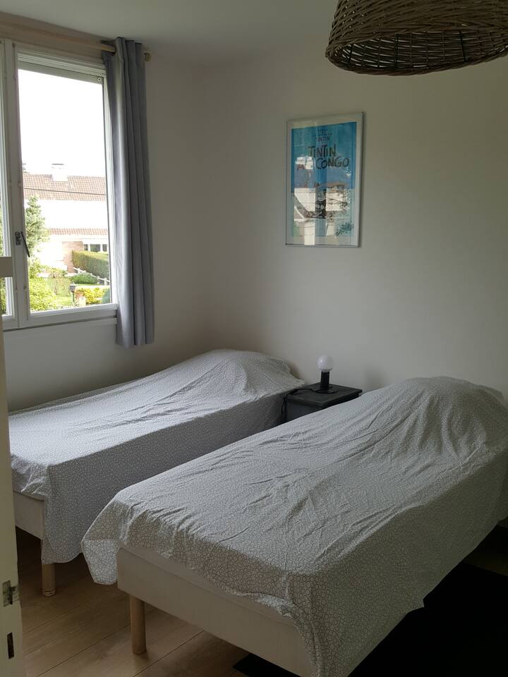 საძინებელი 3
2 დამოუკიდებელი ერთადგილიანი საწოლი - 90
დიდი გარდერობი