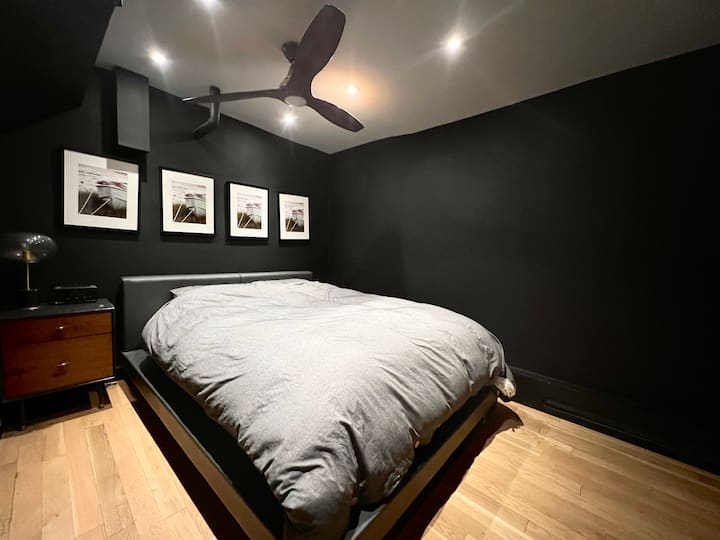 Dhoma e gjumit e rikonceptuar kohët e fundit përfshin dyshek me madhësi 4 000 $ Tempur-pedic queen. Smart TV vjen me Netflix dhe Amazon Prime.