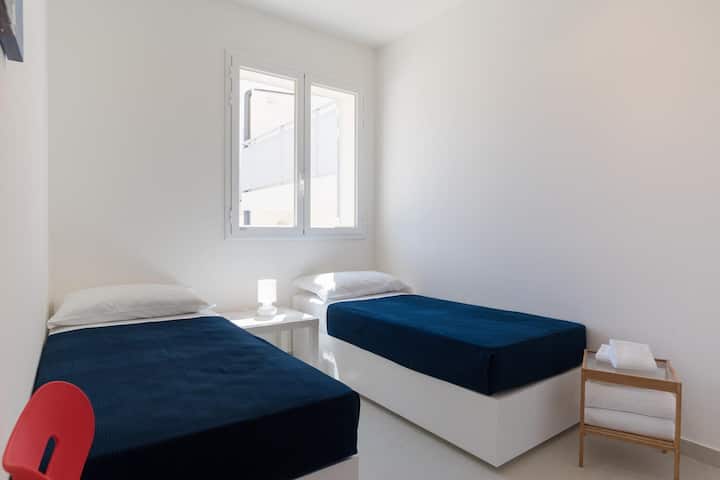 phòng ngủ với 2 giường đơn và tủ quần áo