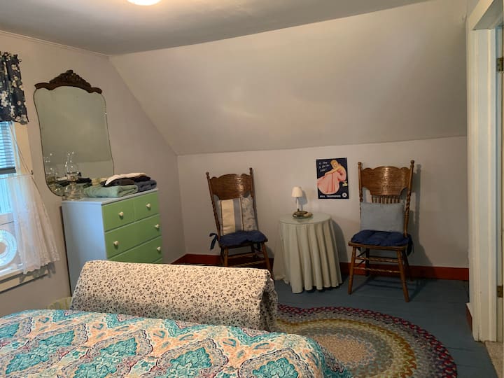 La camera da letto "padronale" ha un letto matrimoniale.