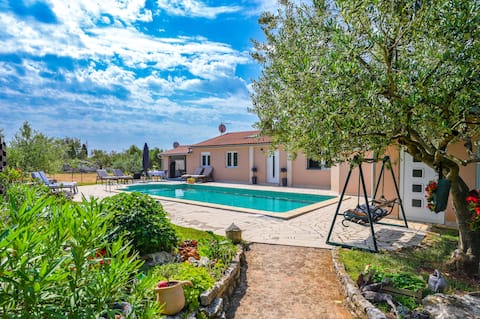 Vacation home Una with 3 bedrooms, up to 6 people