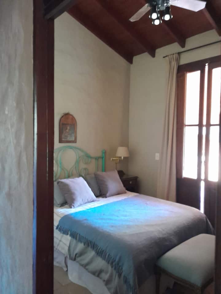 1 spálňa s vlastnou kúpeľňou.