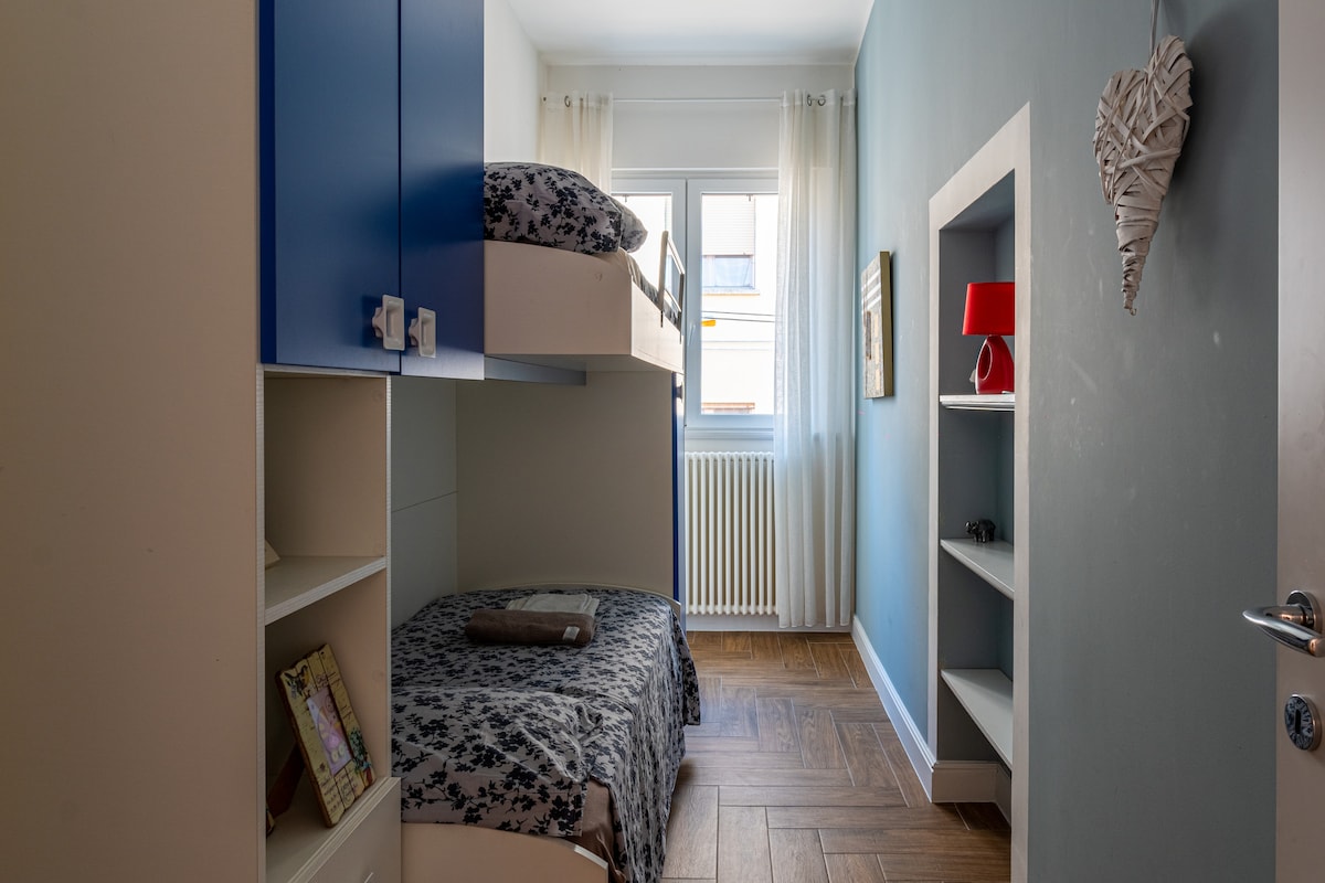 Спалня с две единични легла.