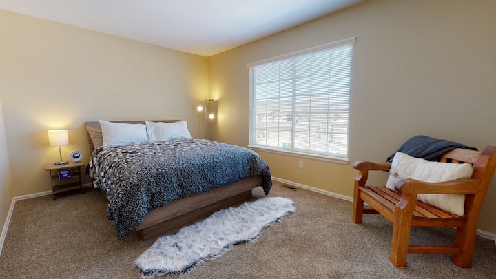 Helles & komfortables Zimmer (Schlafzimmer Nr.2 im Obergeschoss) 