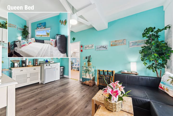 Prízemný byt s čiernym gaučom sa skladá na manželskú posteľ. Posteľná bielizeň v cene.