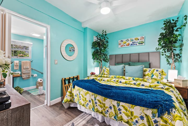 Spálňa s manželskou posteľou King s kúpeľňou sa nachádza v prízemnom apartmáne v blízkosti bazéna