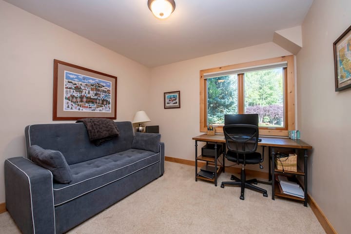 Ოფისის / სტუმრის ოთახი