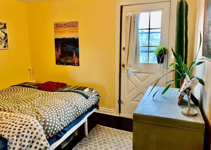 Спалня 3 - двойно легло queen size, с тераса за излизане