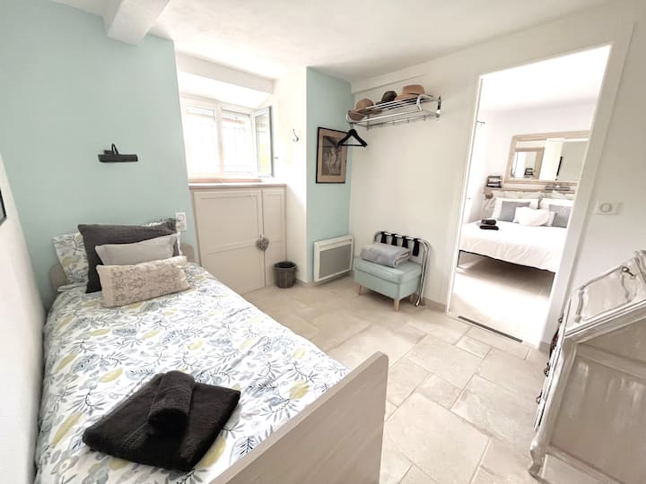 ห้องนอนเดี่ยวห่างจากห้องนอนหลัก