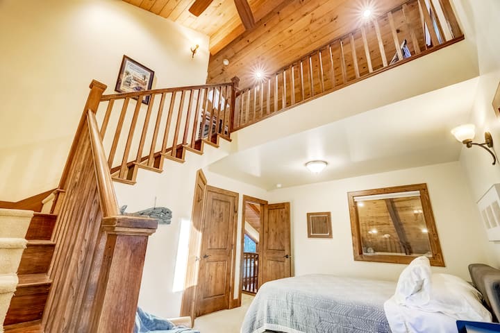 בחדר השינה של קירקווד יש מיטת קווין סייז אחת למטה, מיטת קווין סייז אחת למעלה ומיטת קומתיים זוגית.