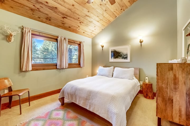 חדר שינה של נורת'סטאר, עם מיטת קווין סייז ונוף אל מול הבית.