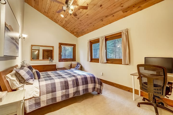 חדר השינה עם סקוו הוא המרווח ביותר, וכולל פינת ישיבה ושולחן/פינת עבודה עם צג וכיסא משרדי. 