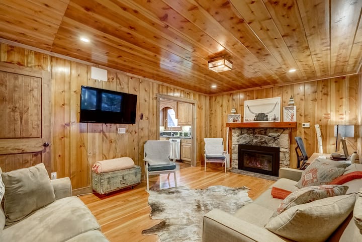 חדר העבודה, החדר היחיד שנותר מהבקתה מתקופת שנות ה -50 ששיפצנו את הבית הזה מסביב, הוא סלון שני נהדר. יש בו טלוויזיה, אח, שולחן עבודה ומסך נהדר לעבודה מרחוק ומיטה נפתחת לנוחות נוספת.