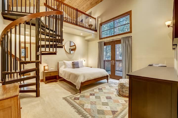 חדר השינה הראשי הוא הגדול ביותר, וכולל חדר רחצה ושירותים מפוצל צמוד. יש גם חדר שינה קטן יותר שאליו ניתן לגשת דרך דלת בחלק האחורי של חדר השינה האלוהי הזה. 