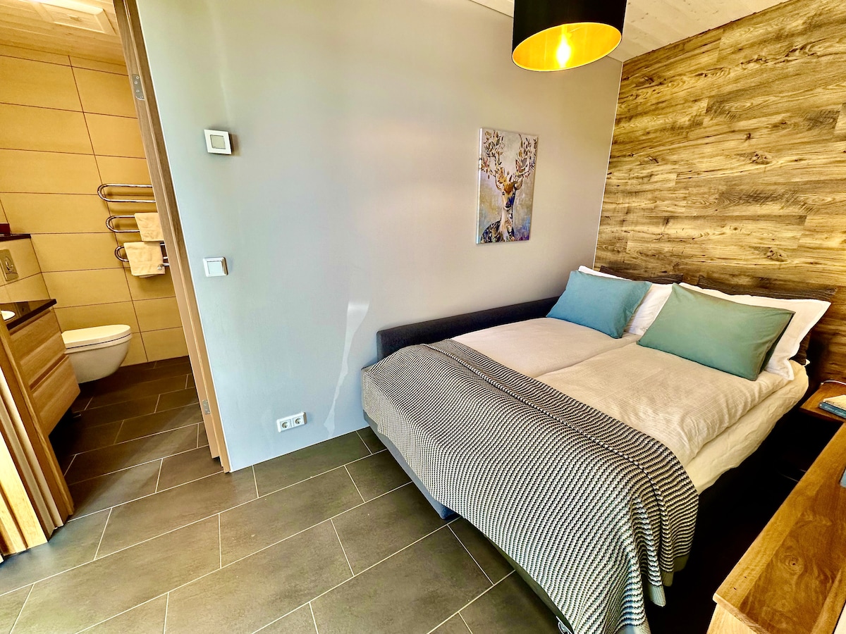 Dormitorio 4. Buen sofá cama para 1-2 personas, cómodo colchón colocado en la parte superior. También se puede utilizar como sala de estar adicional o sala de televisión. Tiene un baño privado con inodoro y lavabo. 