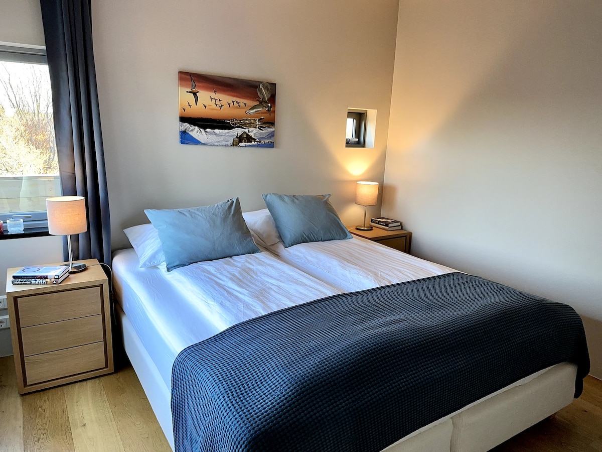 Dormitorio 2 con una cama de alto nivel y vista a la montaña