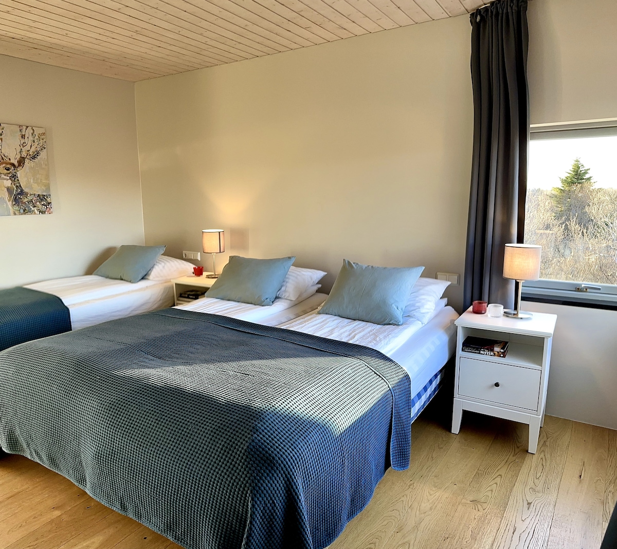 Dormitorio 1 con una cama de alto nivel y una vista a la montaña