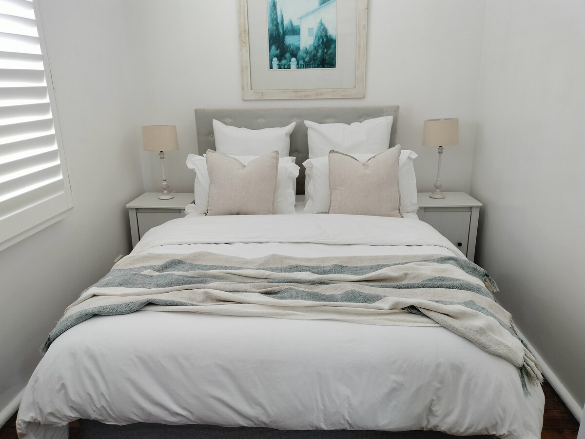 Soba s bračnim krevetom (širine 150 – 179 cm) i privatnom kupaonicom