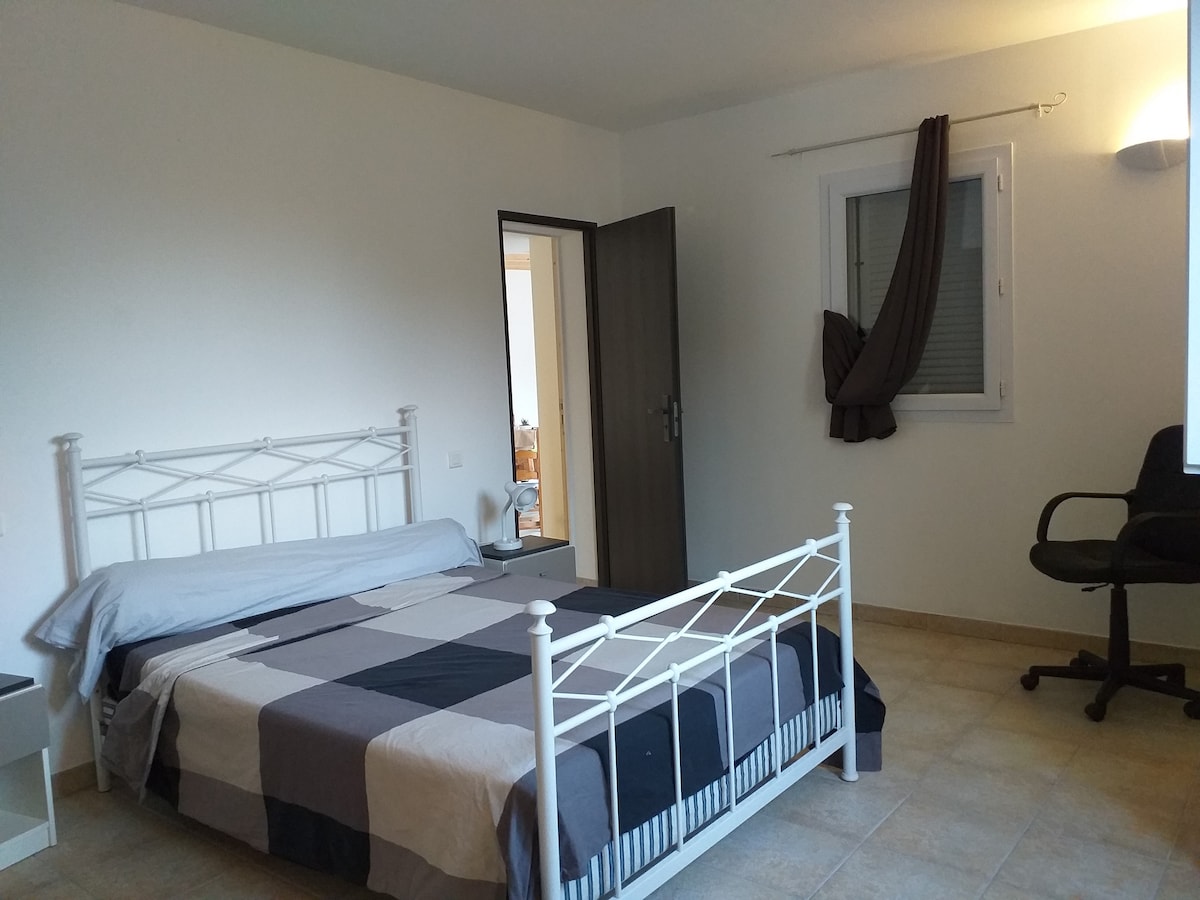 Спална соба со вградени бањи (туш кабина, мијалник и тоалет)20м2
 прозорци со поглед на море. ѕидна гардероба со големо огледало.