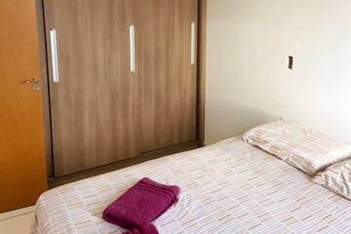 Quarto 2 - Quarto com 1 cama de casal, armário embutido, ventilador de teto e ar condicionado.  