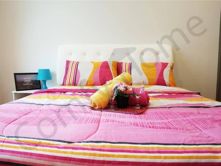 标准双人床配备豪华床上用品