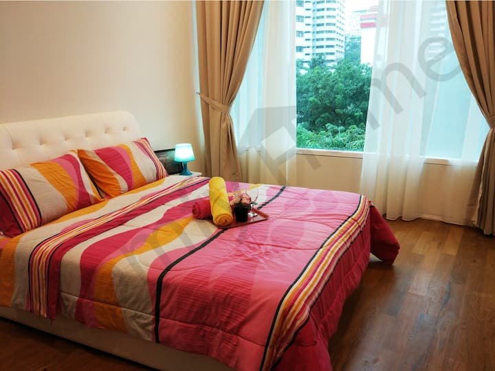 主卧配有一张舒适的标准双人床，配有枕头、被子和床单，让您享受奢华体验（空调）