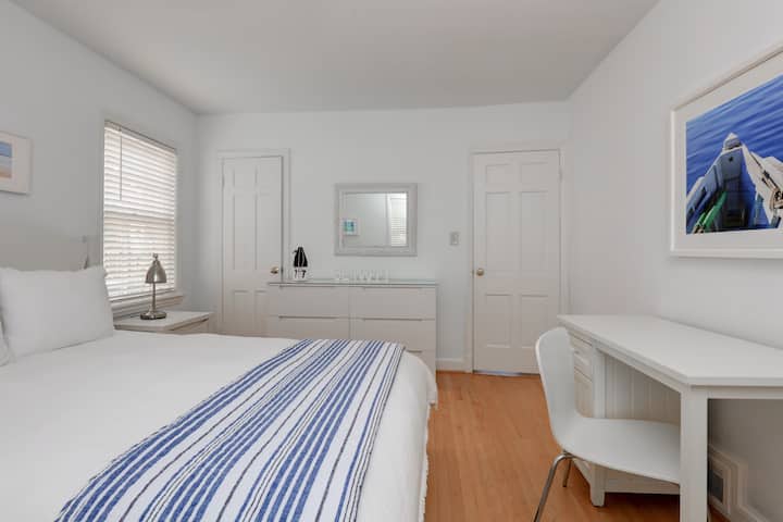 1st Floor bedroom with Queen Bed. Brand new high-end Simmons BRX-1000 mattress.