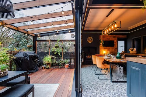 Large Family Home in Northenden/Sleeps 10