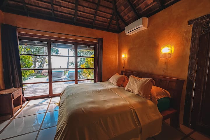 Klimatizovaná hlavná spálňa s výhľadom na vonkajšok. Manželská posteľ s matracom, aby boli vaše noci mäkké. 