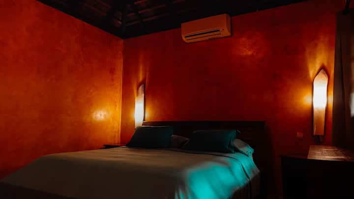 Klimatizovaná vedľajšia izba s hotelovým pohodlím. 