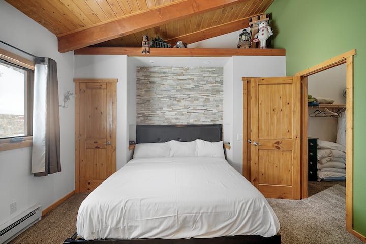 Главна спална соба со брачен кревет (широк 150-179 см) и двокреветни кревети „Марфи“, совршена за дополнителни опции за спиење. Уживајте во високи тавани, доволно простор во плакарот и големи прозорци кои ја исполнуваат собата со природна светлина.