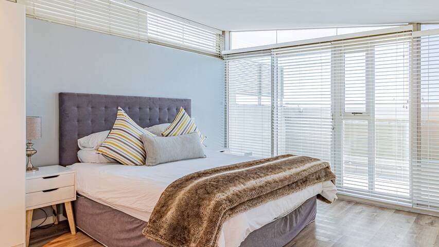 Harbouredge Penthouse with Table Mountain Views gallery image 2