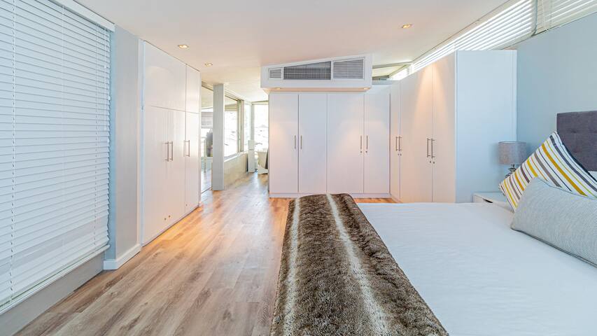 Harbouredge Penthouse with Table Mountain Views gallery image 4