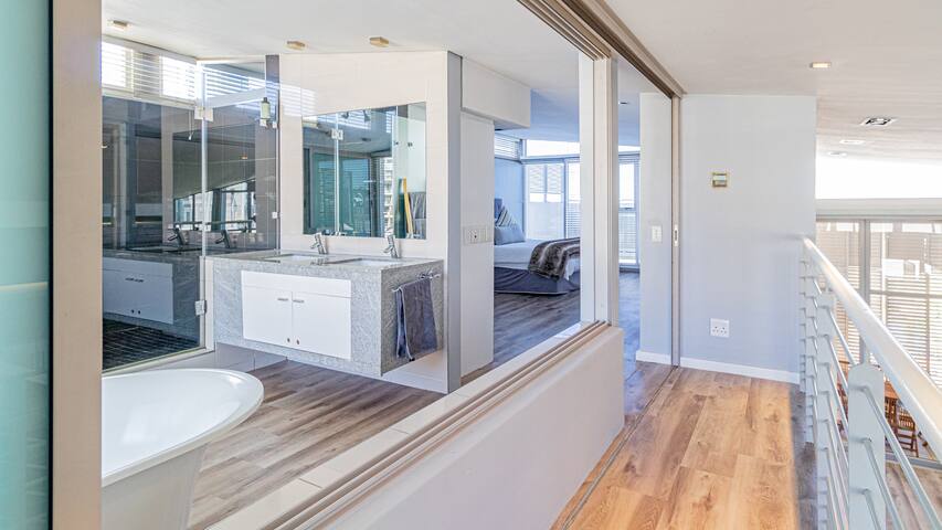 Harbouredge Penthouse with Table Mountain Views gallery image 5