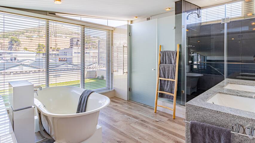 Harbouredge Penthouse with Table Mountain Views gallery image 3
