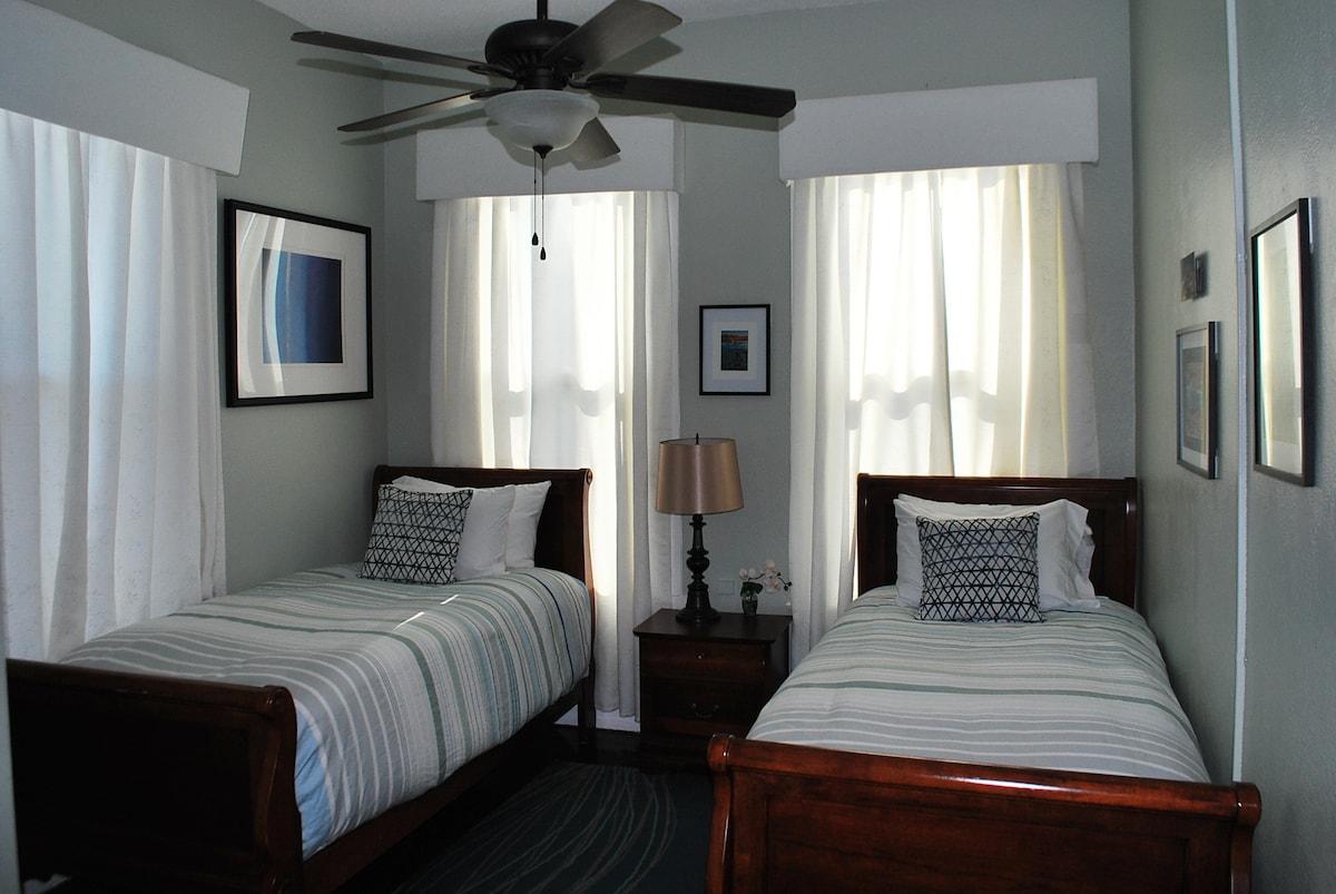 ห้องนอนที่ 2 พร้อมเตียงแฝด 2 เตียง  เตียงแฝดพร้อมที่นอนสำหรับผู้ใหญ่และผ้าปูที่นอนอัพเกรด  ไม่จำเป็นต้องให้เพื่อนและครอบครัวของคุณนอนบนฟูกบางๆ
  