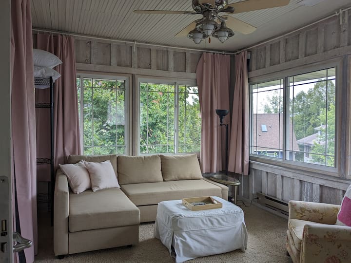 توفر غرفة العرين/التلفزيون المنعزلة تلفزيونًا مقاس 54بوصة.  اسحب الأريكة للخارج للتحويل إلى غرفة نوم خاصة. 