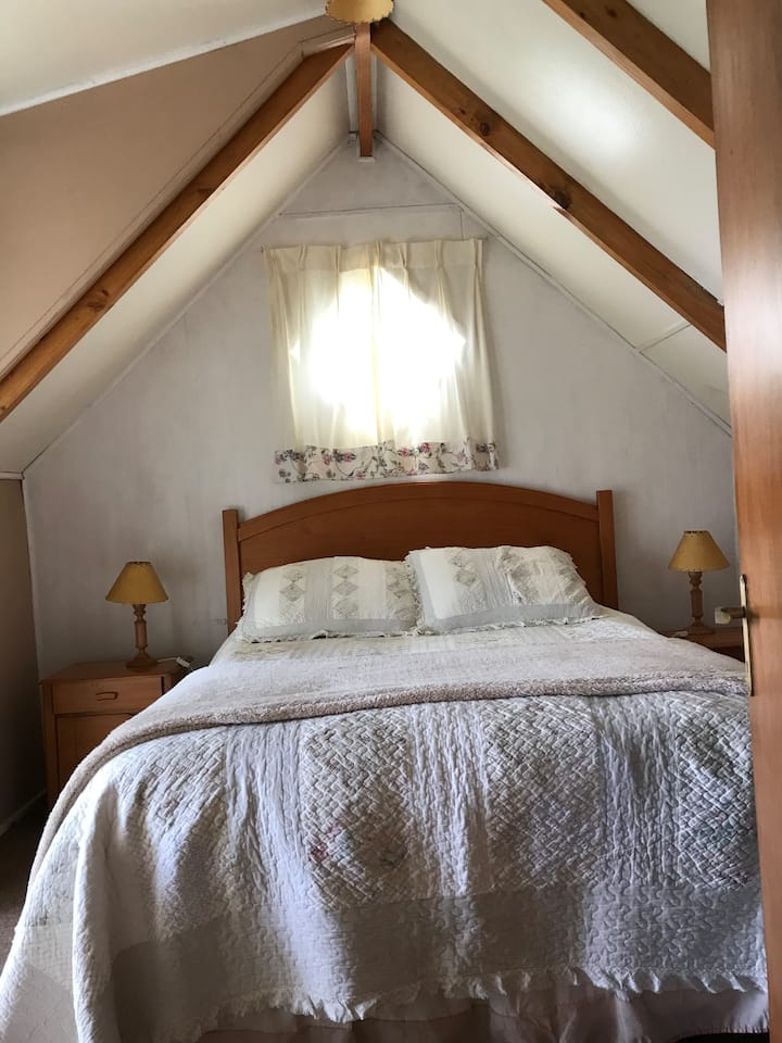 ห้องนอนใหญ่ชั้น 2 พร้อมทางออกระเบียง
