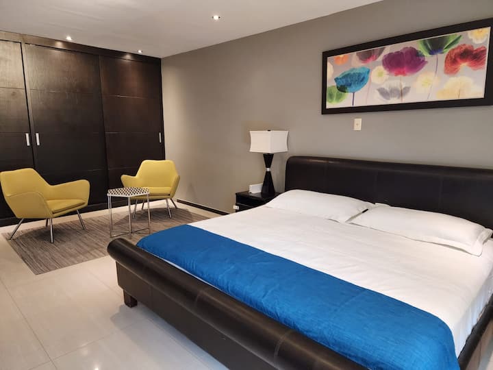 主摄像头。-配备一张加大双人床、空调、两把扶手椅、咖啡桌、工作台、工作台、衣柜、电视、有线电视和独立卫生间。