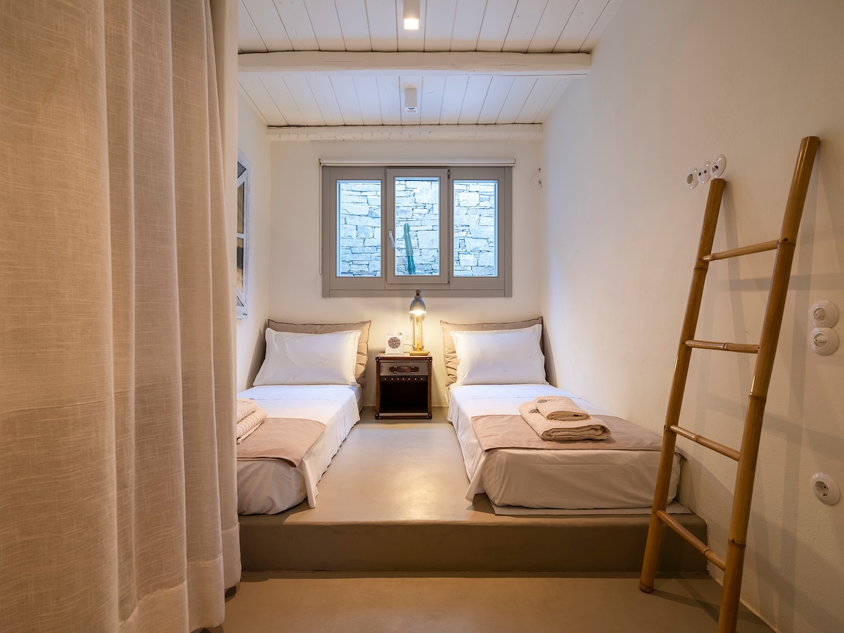 Spálňa na nižšom poschodí so spálňou s vlastnou kúpeľňou (MakEarth)