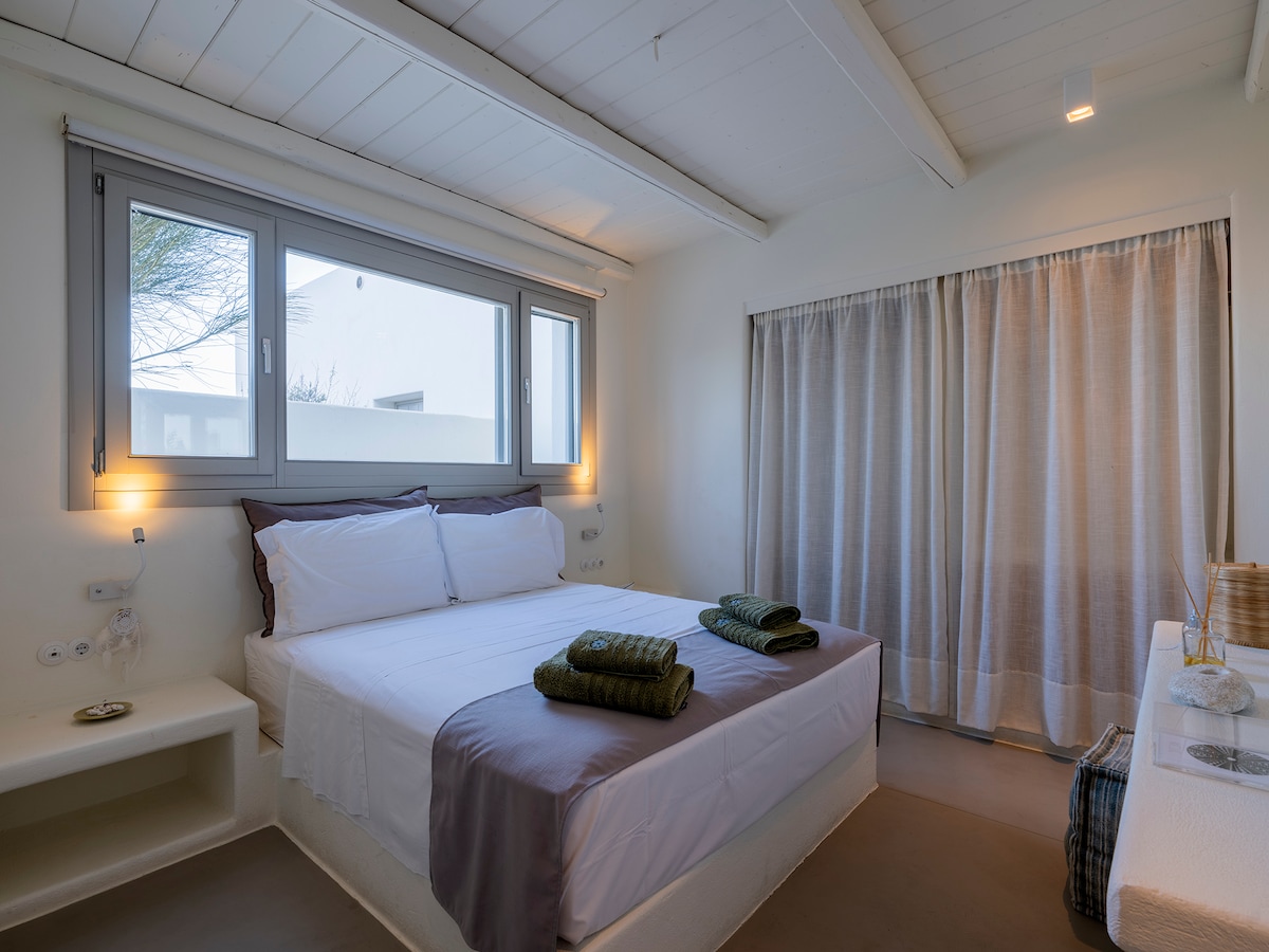 Spálňa s vlastnou kúpeľňou na nižšom poschodí (MakOlive)