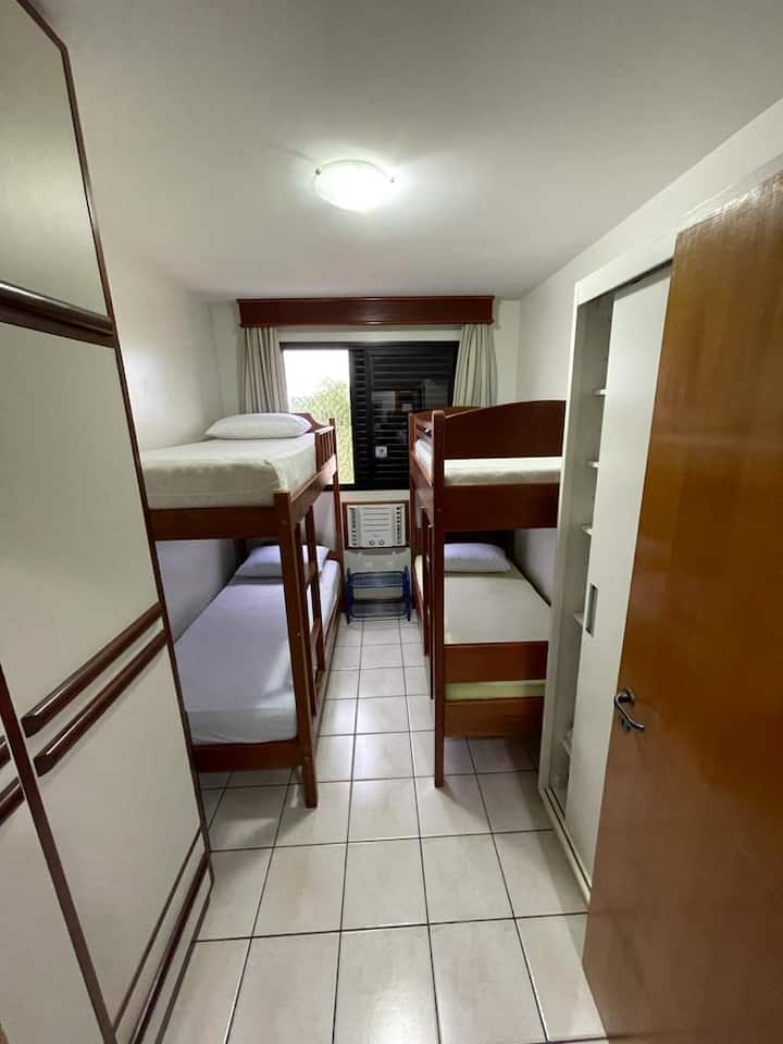 Zimmer mit zwei Kajütenbetten und Warm-/Kalt-Klimaanlage