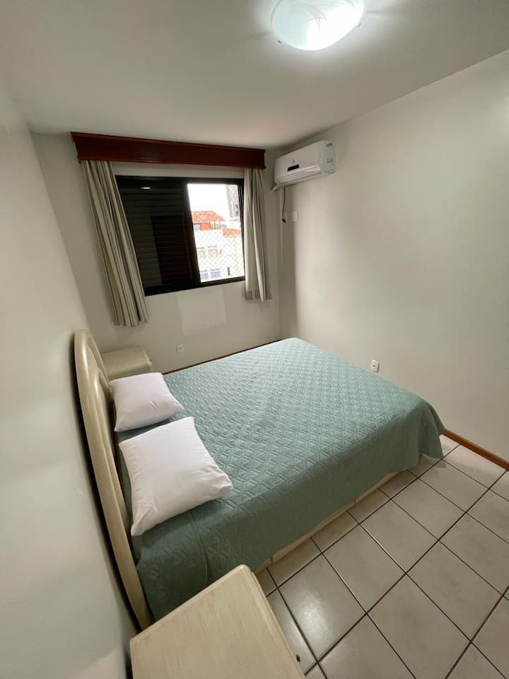 Doppelschlafzimmer mit Warm-/Kalt-Klimaheizung und eigenem Bad 