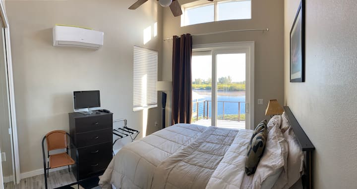 Chumba cha kulala w/mlango tofauti wa mlango wa kuteleza.