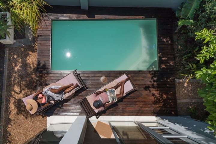 Pool, garden, BBQ, close to beach, battery back-up